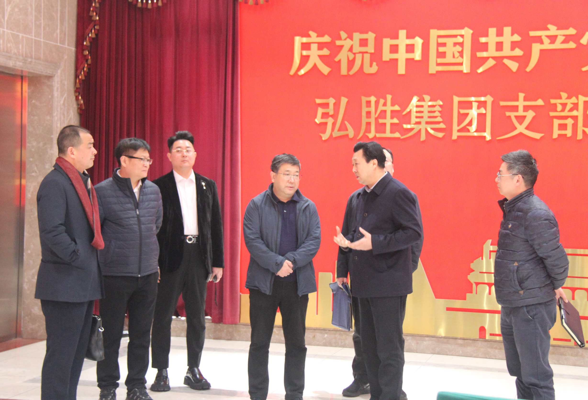 中國國家鐵路集團(tuán)有限公司貨運(yùn)部負(fù)責(zé)人周世暾、貨運(yùn)價(jià)格處處長肖睿、貨運(yùn)營銷處副處長何杰一行在中國鐵路廣州局集團(tuán)貨運(yùn)部主任張軼弘、副主任羅盛秋、廣深鐵路物流中心主任宋海濤、廣州鐵路物流中心總經(jīng)理魯尚鋒的陪